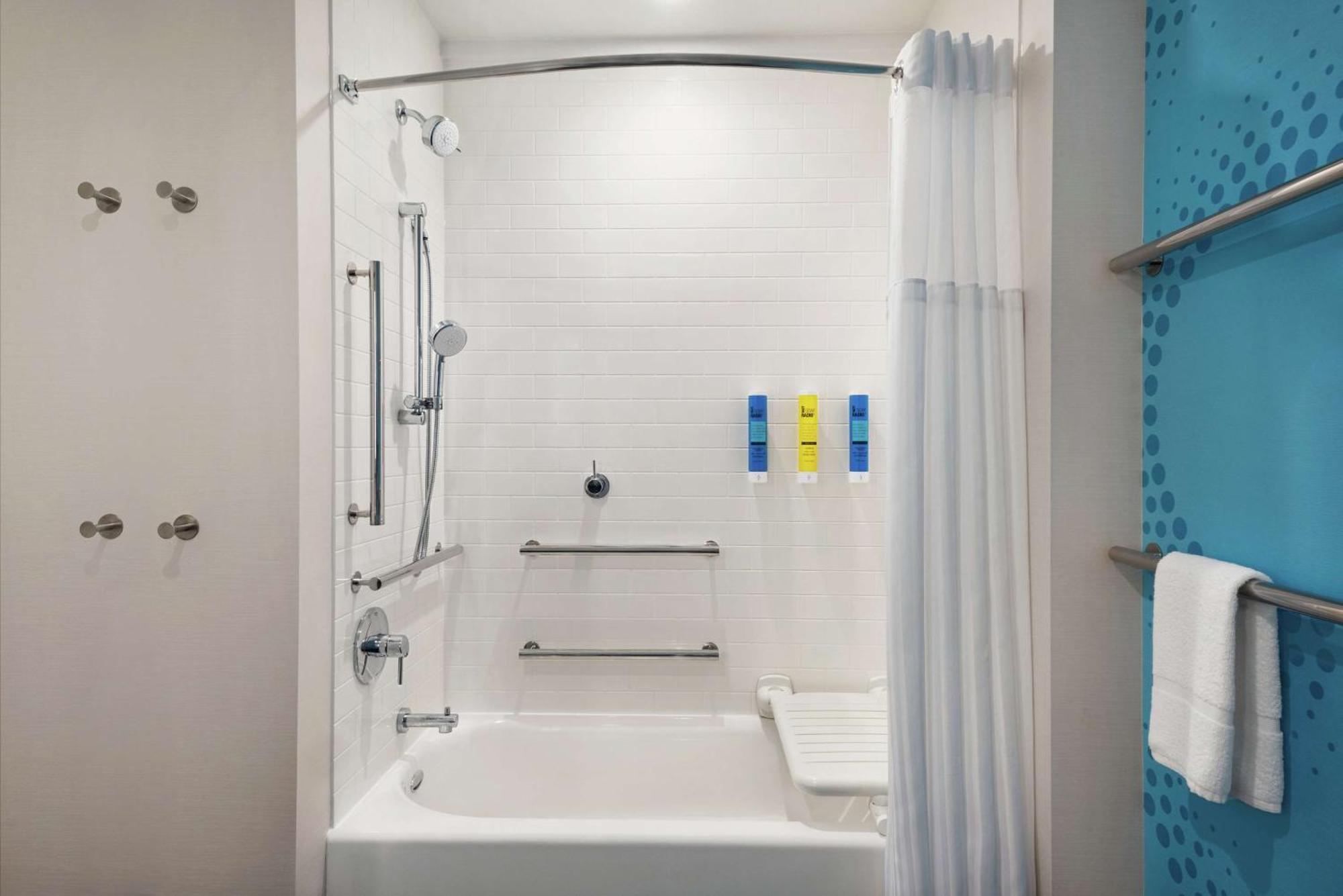 Tru By Hilton Milwaukee Brookfield Hotel Уакиша Екстериор снимка